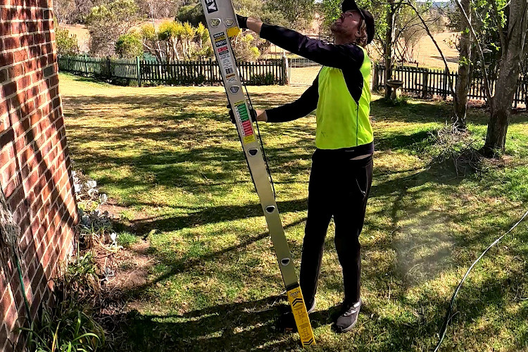 Seasoned gutter cleaning pro assembles their extension ladder in ulladulla.